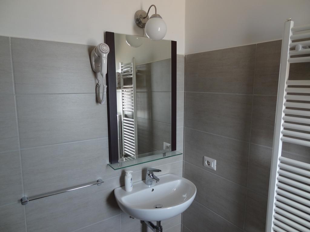 Affittacamere Rooms Di Matteo San Paolo di Iesi Bagian luar foto