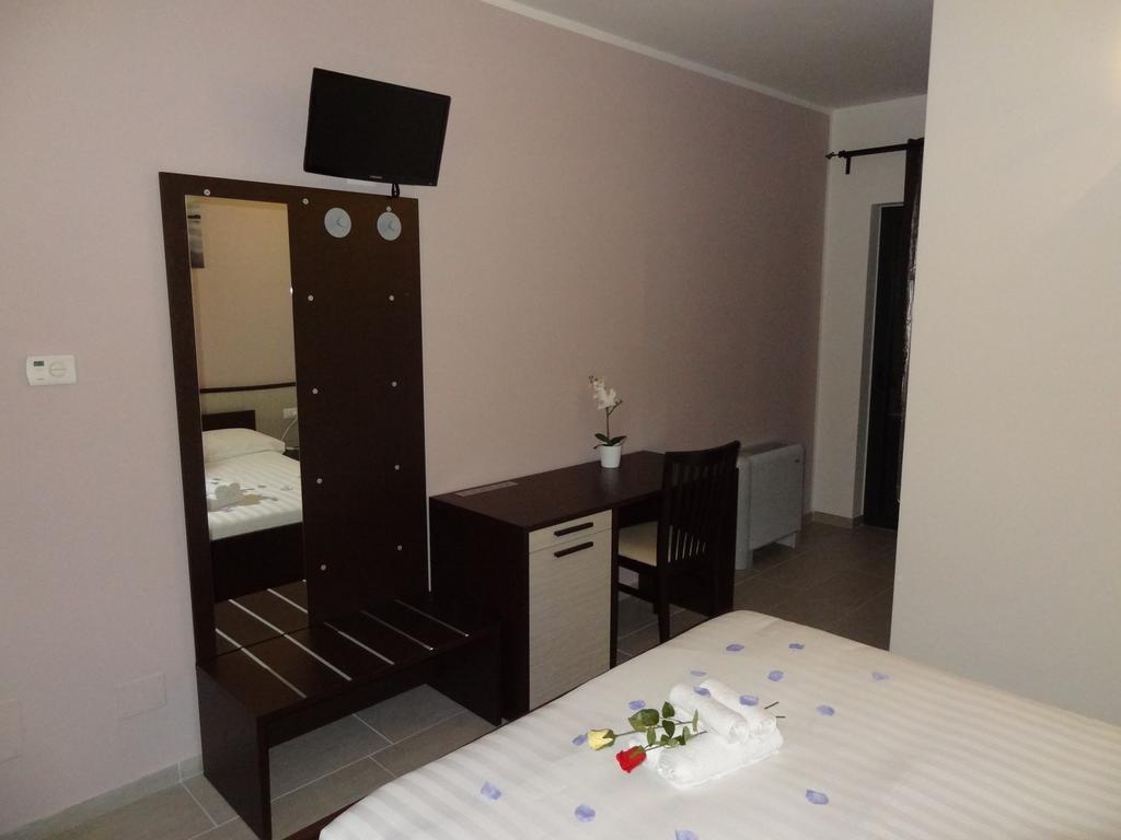 Affittacamere Rooms Di Matteo San Paolo di Iesi Bagian luar foto