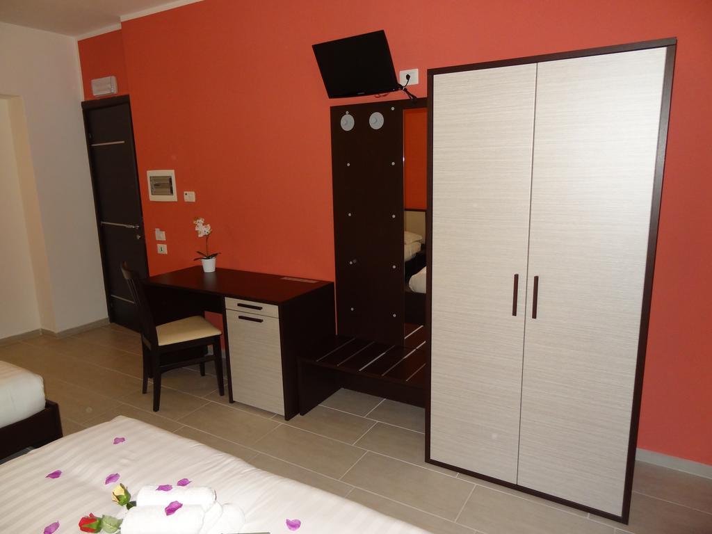 Affittacamere Rooms Di Matteo San Paolo di Iesi Bagian luar foto
